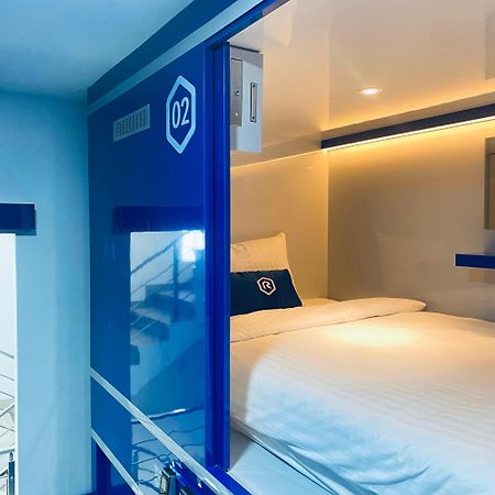 Отель Rosalyne Sleepbox Malioboro 3 Джокьякарта Экстерьер фото