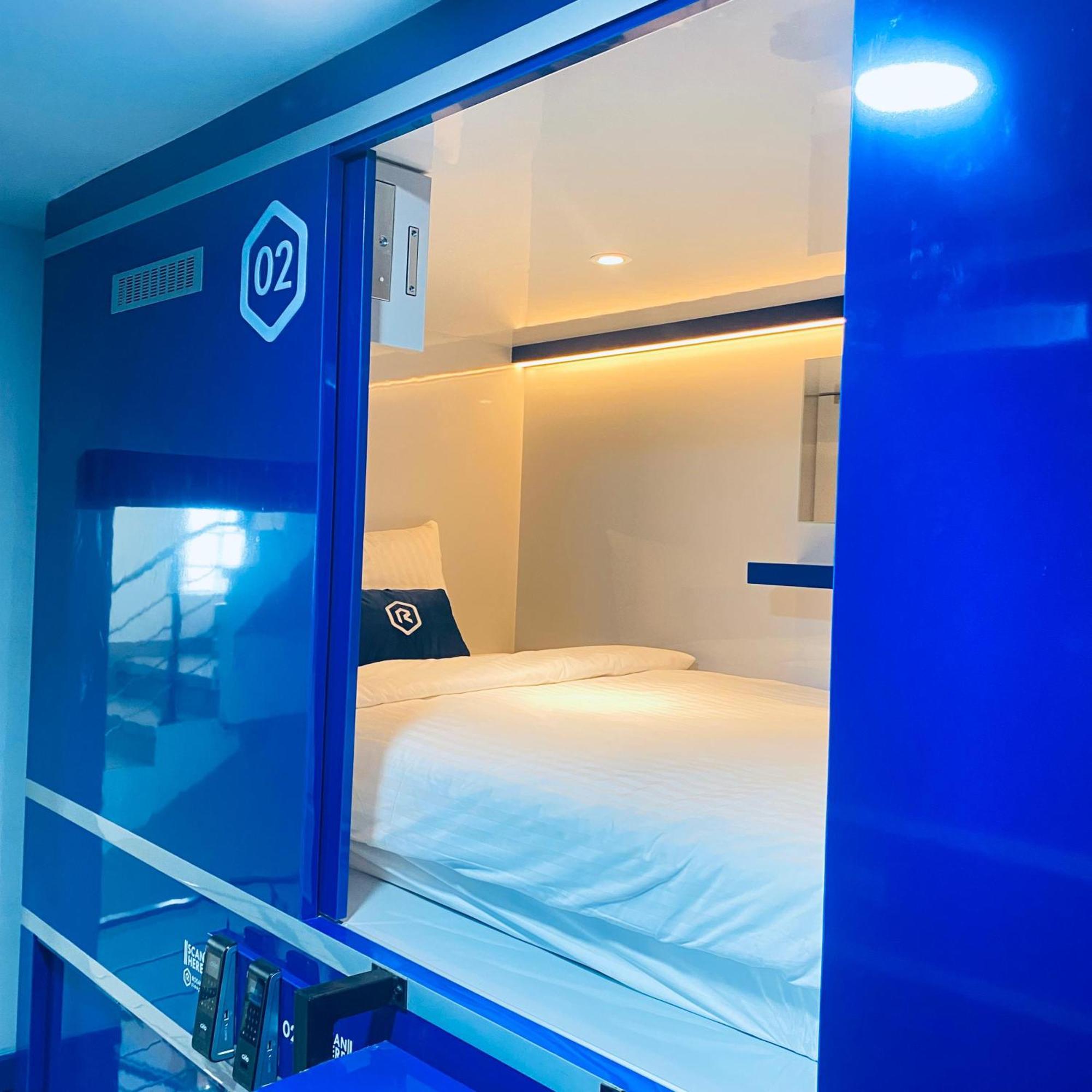 Отель Rosalyne Sleepbox Malioboro 3 Джокьякарта Экстерьер фото