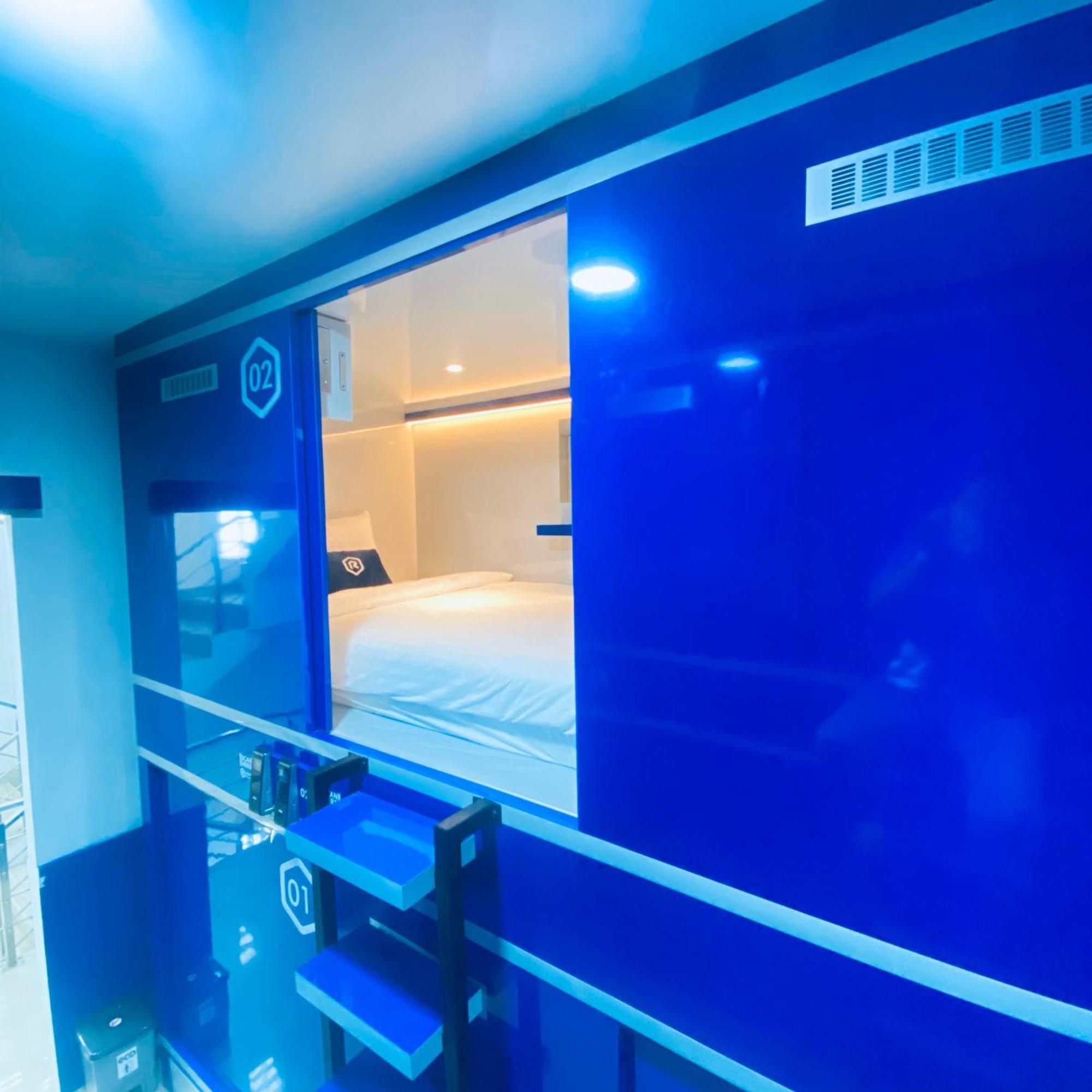 Отель Rosalyne Sleepbox Malioboro 3 Джокьякарта Экстерьер фото