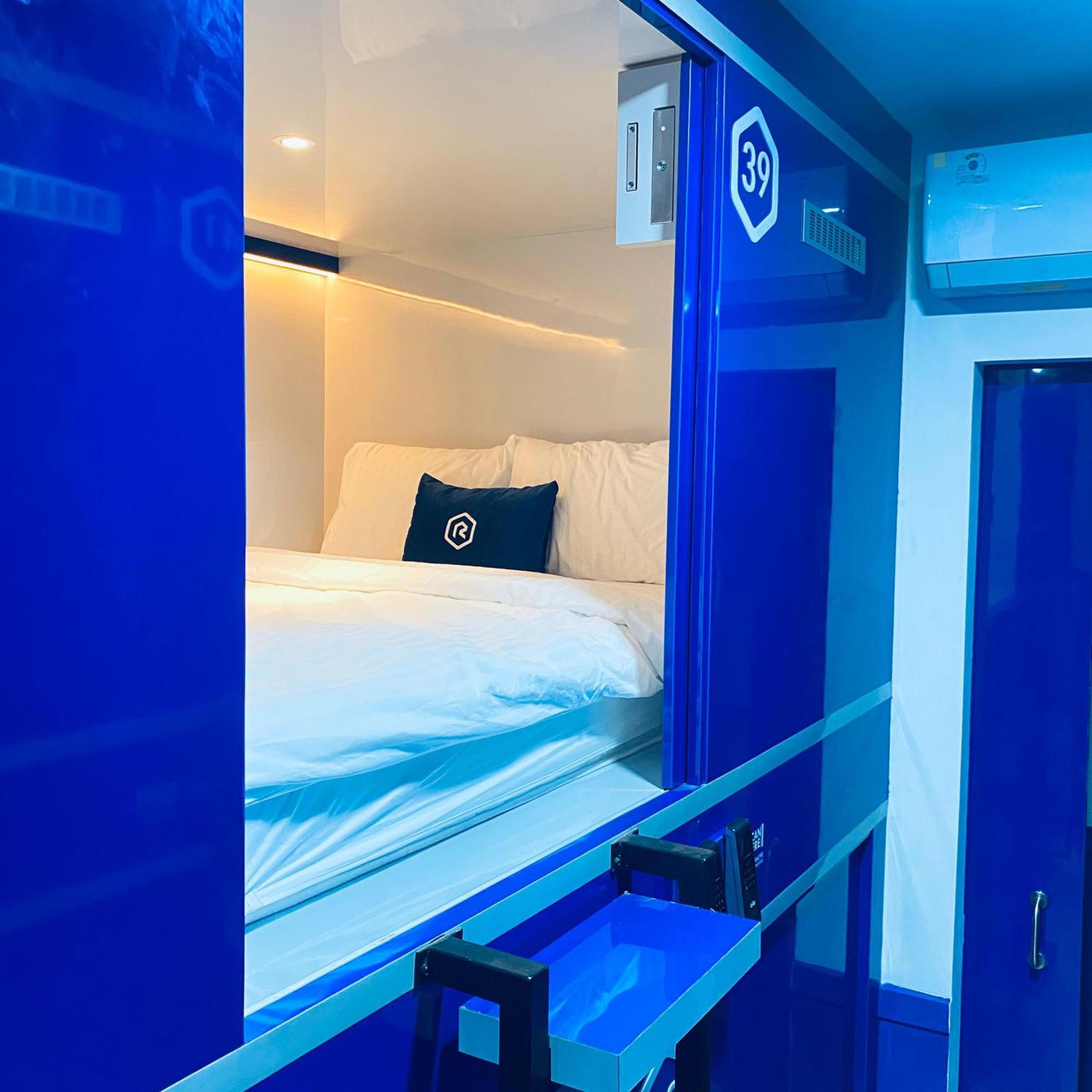 Отель Rosalyne Sleepbox Malioboro 3 Джокьякарта Экстерьер фото