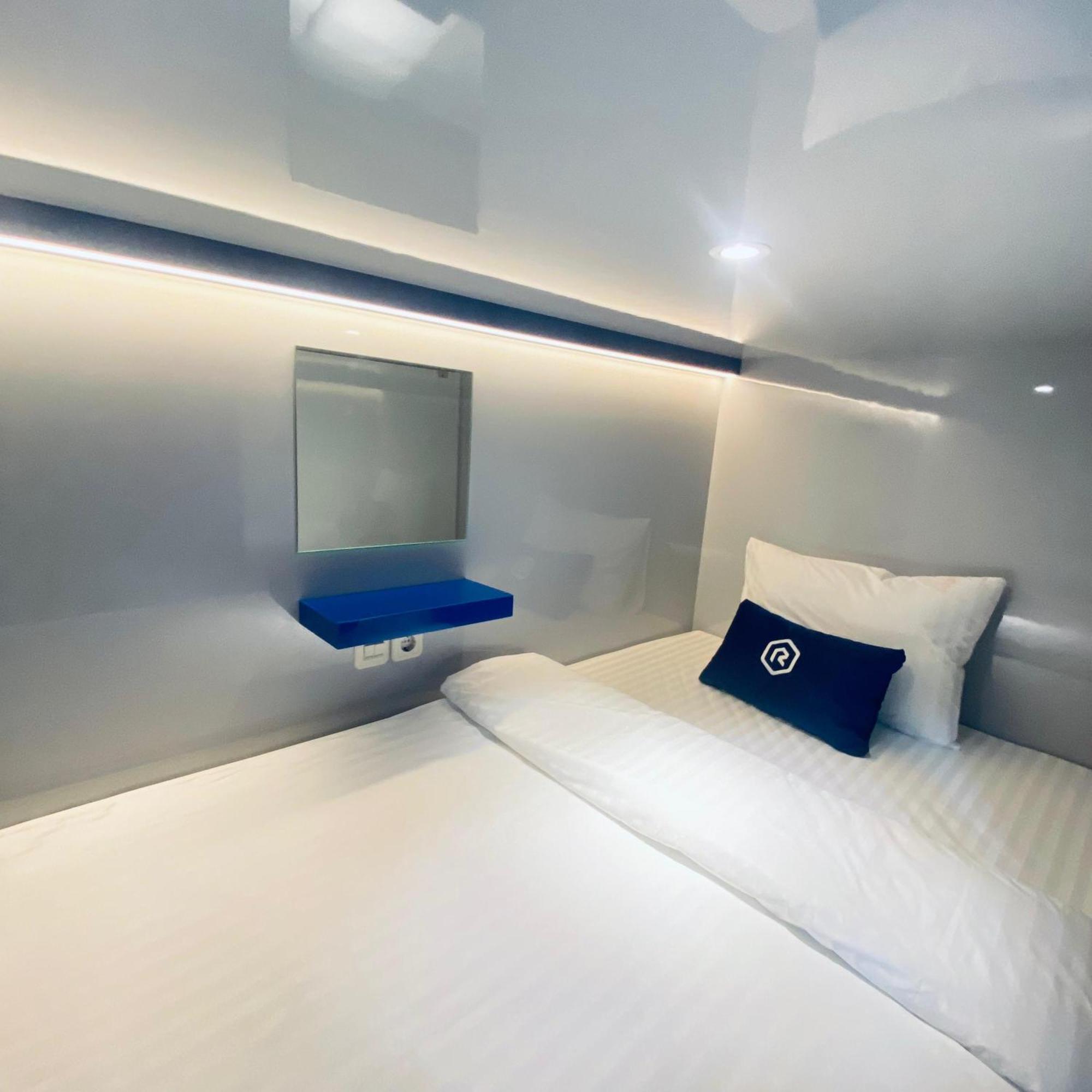 Отель Rosalyne Sleepbox Malioboro 3 Джокьякарта Экстерьер фото
