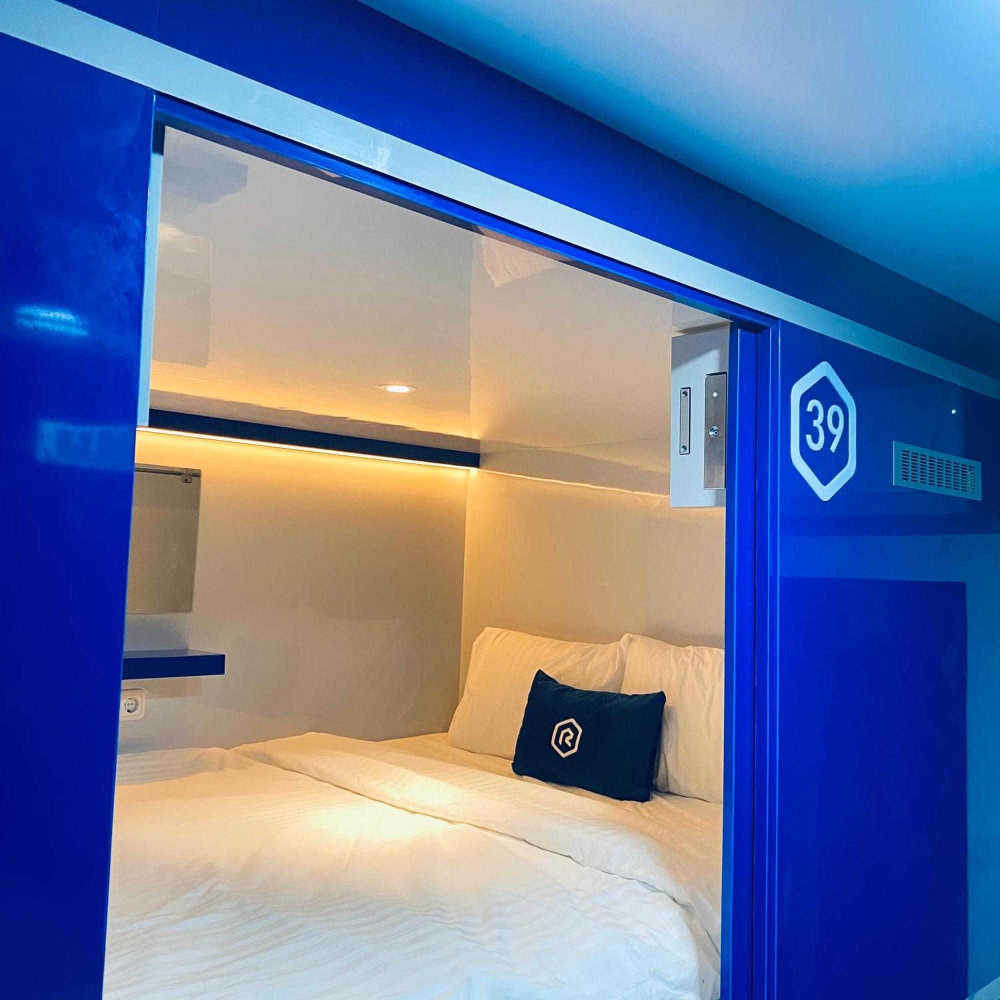 Отель Rosalyne Sleepbox Malioboro 3 Джокьякарта Экстерьер фото