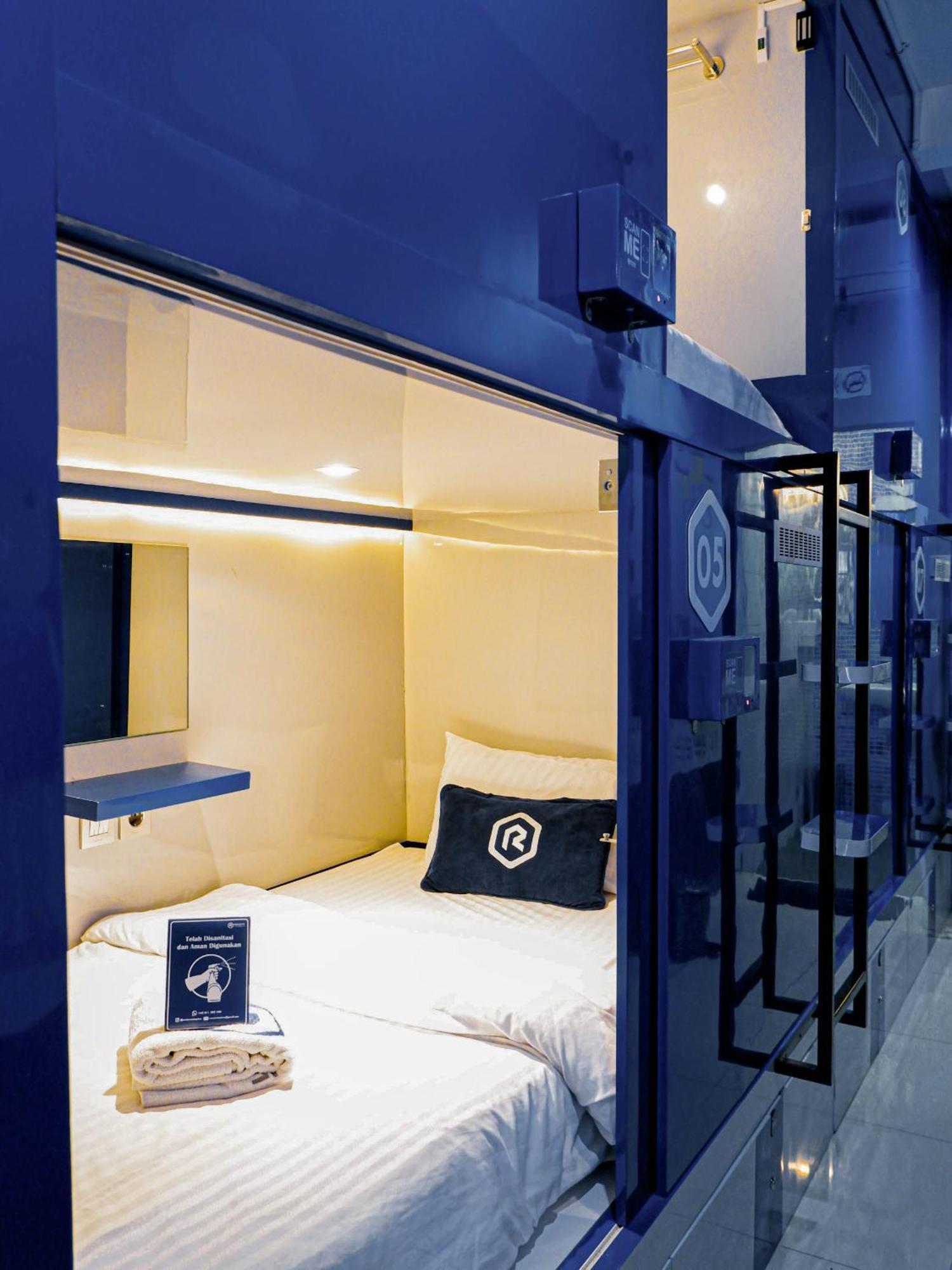 Отель Rosalyne Sleepbox Malioboro 3 Джокьякарта Экстерьер фото