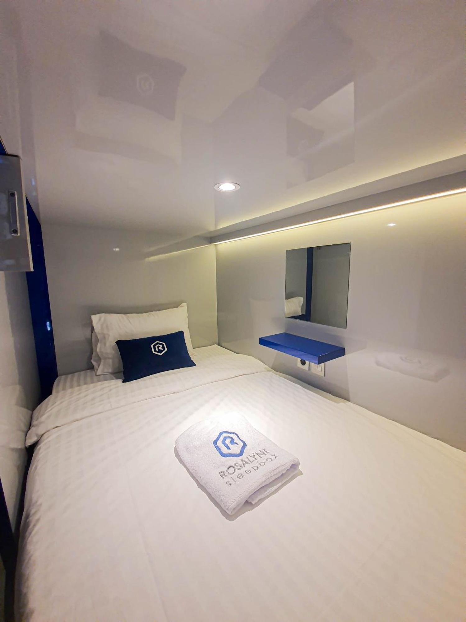 Отель Rosalyne Sleepbox Malioboro 3 Джокьякарта Экстерьер фото