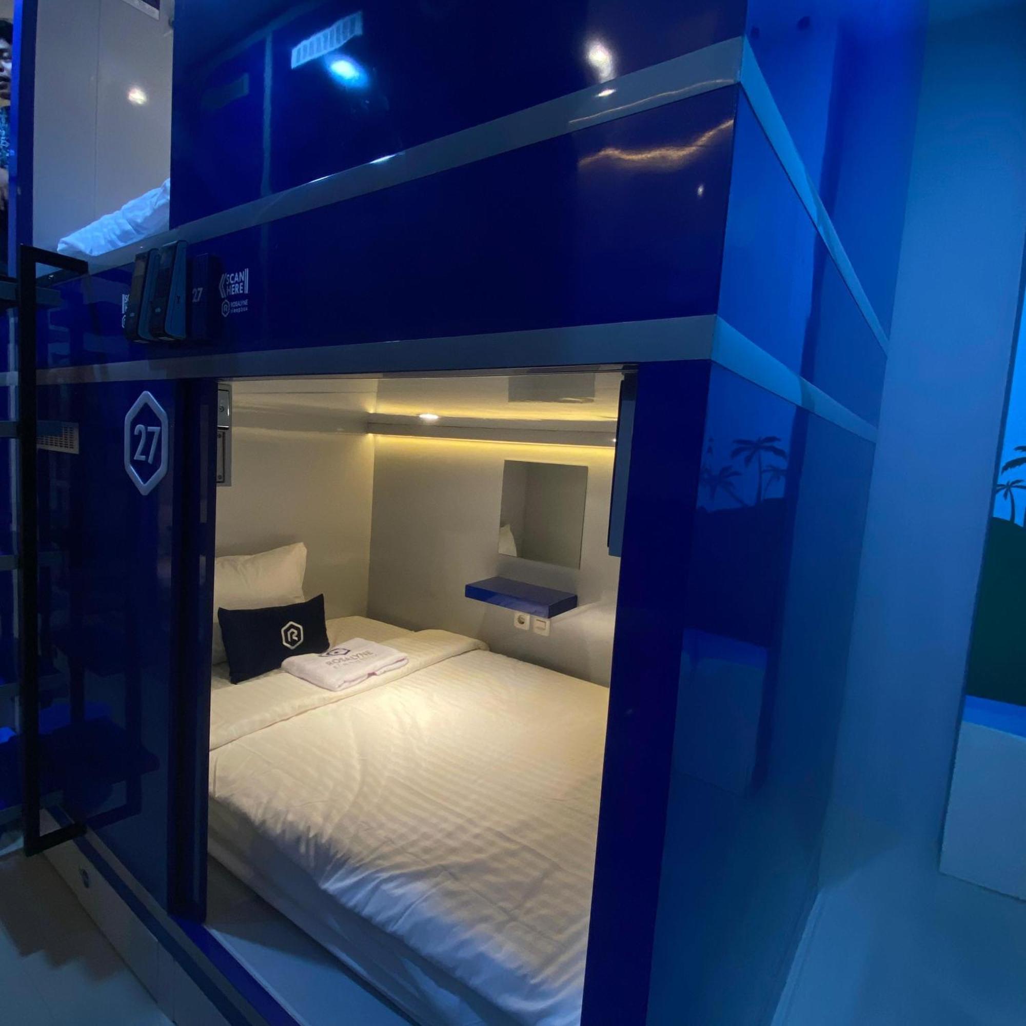 Отель Rosalyne Sleepbox Malioboro 3 Джокьякарта Экстерьер фото