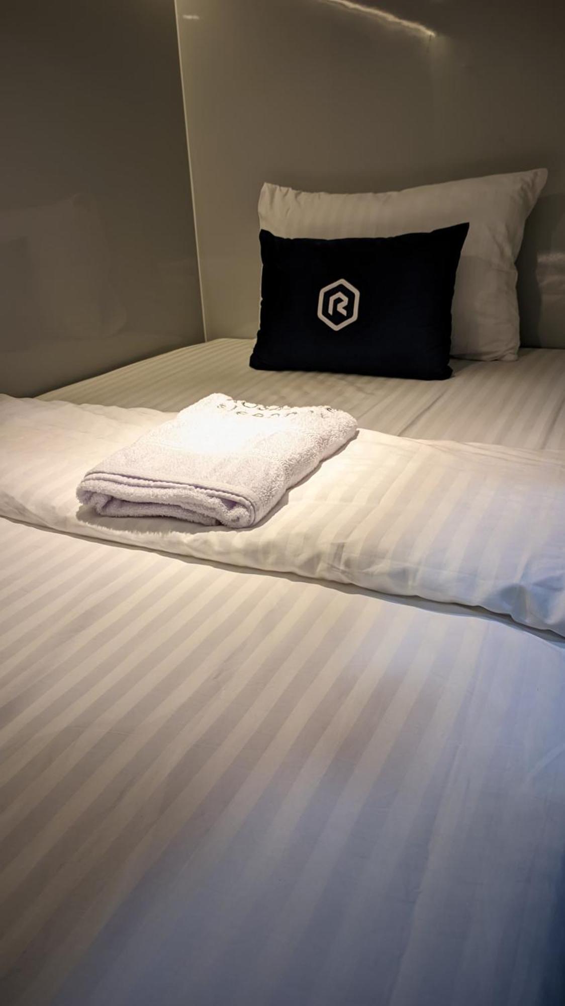 Отель Rosalyne Sleepbox Malioboro 3 Джокьякарта Экстерьер фото