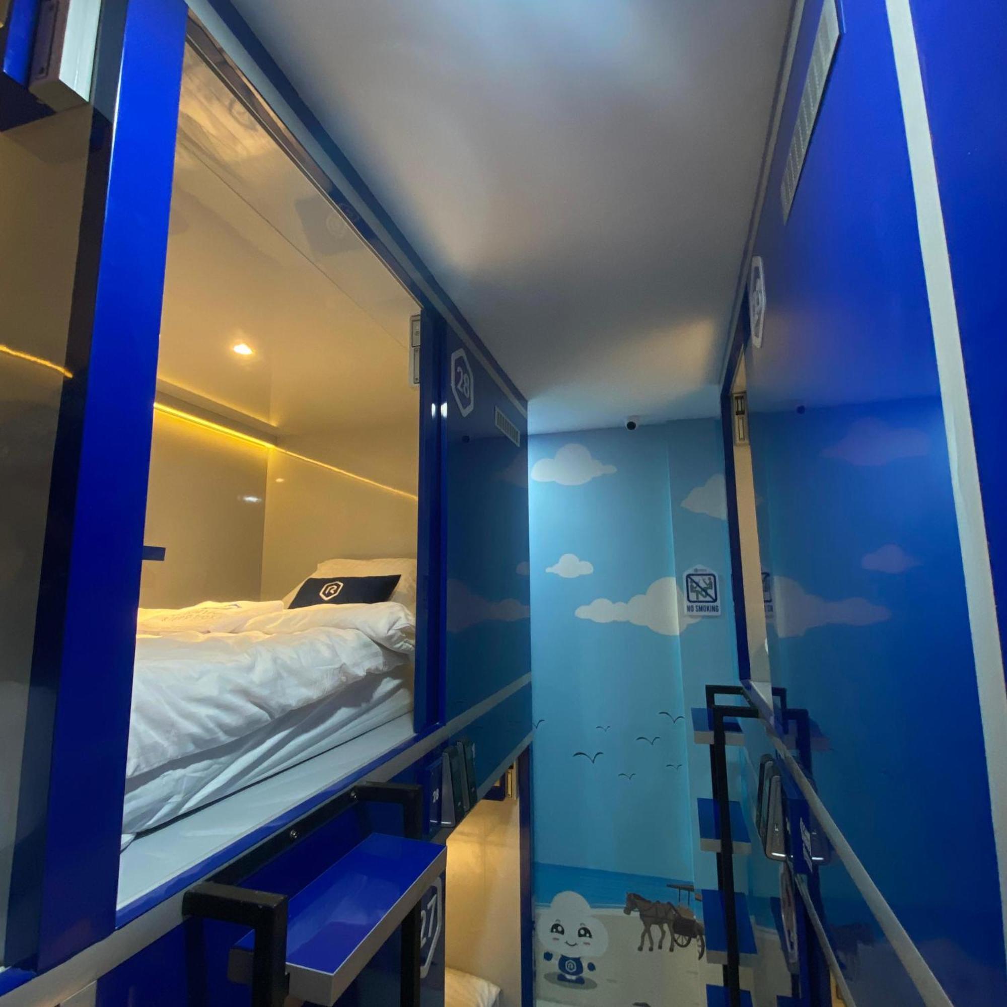 Отель Rosalyne Sleepbox Malioboro 3 Джокьякарта Экстерьер фото