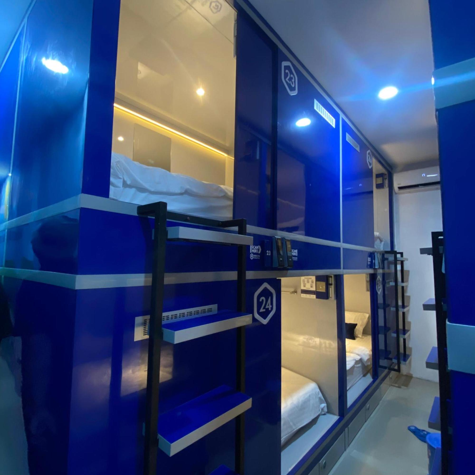Отель Rosalyne Sleepbox Malioboro 3 Джокьякарта Экстерьер фото