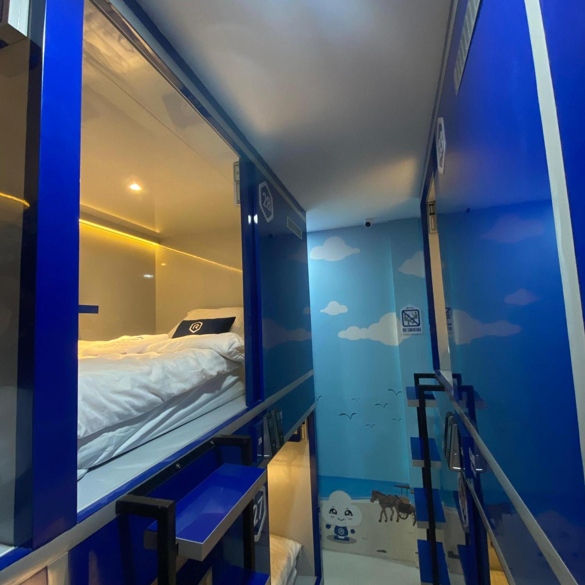 Отель Rosalyne Sleepbox Malioboro 3 Джокьякарта Экстерьер фото