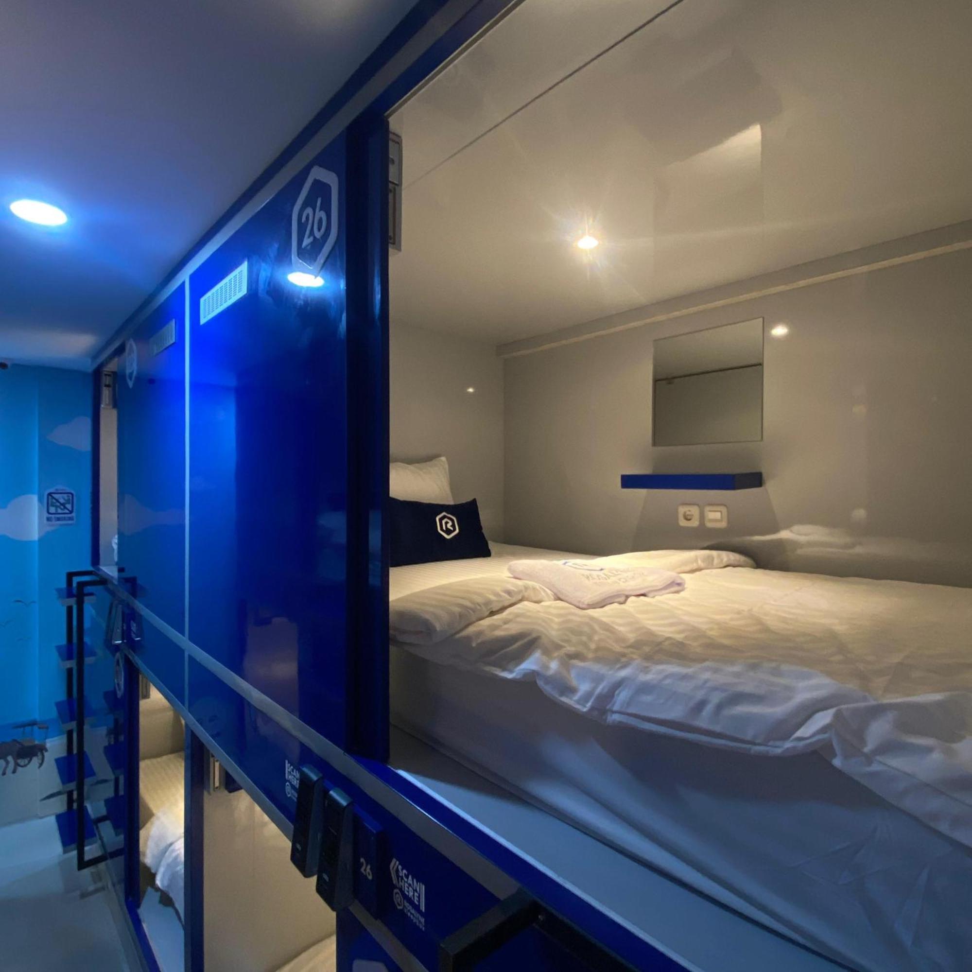 Отель Rosalyne Sleepbox Malioboro 3 Джокьякарта Экстерьер фото